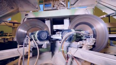 İki döner bıçakları Pvc profilleri, açılı kesim yapmak.