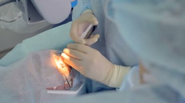 Doktorlar ellerini hastaların göz bir atış yönetmek.