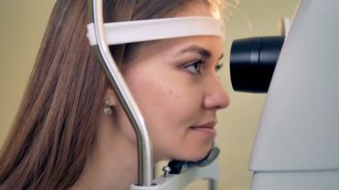 Retina kamera çene kalan kadının kafasına bir close-up.