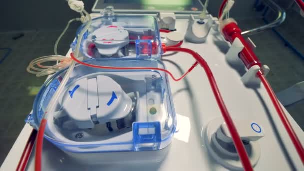 Une vue basse sur une machine de dialyse avec tubes en plastique . — Video