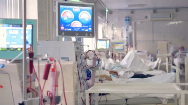 Una sala de diálisis con máquinas renales que muestran tasas de ultrafiltración . — Vídeo de stock