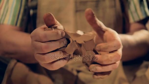 갈색 점토를 반죽 하는 남성의 손가락에 클로 우즈 업 보기. — 비디오