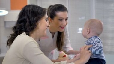 Kadın çocuk doktoru doktor bebek çocuk kliniğinde inceliyor. 4k.