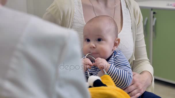 Stetoscopio dei medici mordenti del bambino durante l'esame medico in ospedale . — Video Stock