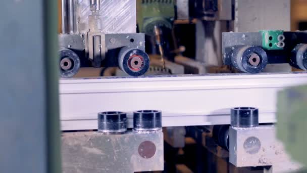 Eine automatische Bohrmaschine für ein PVC-Profil. — Stockvideo