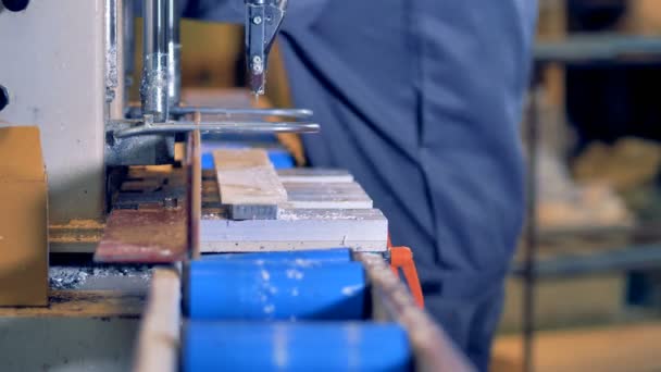 Un lavoratore installa e rimuove un profilo in PVC in una perforatrice . — Video Stock