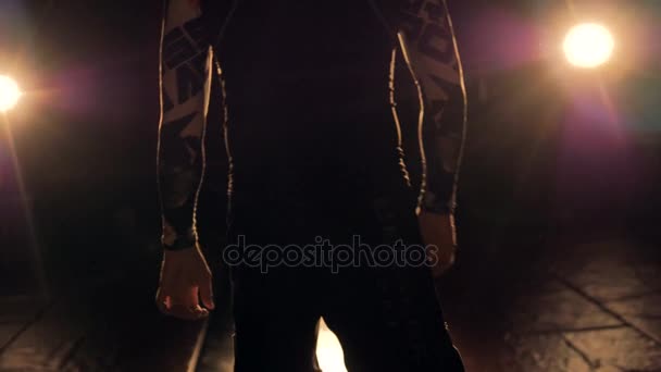 Une silhouette d'un combattant masculin contre les projecteurs lumineux .