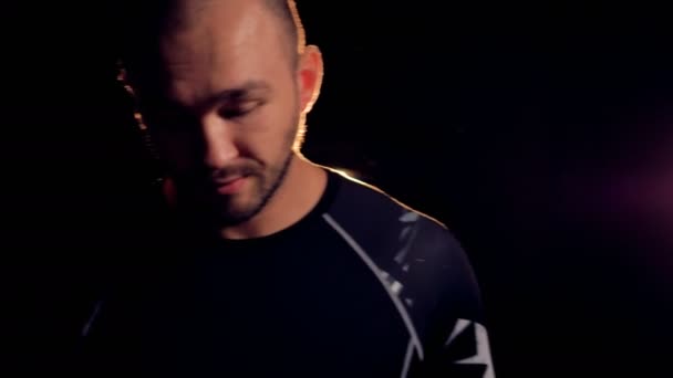 En närbild på en walking fighters ansikte i mörka ljus. — Stockvideo