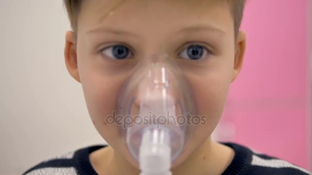 Boy respira a través de un inhalador. Máscara en su cara, primer plano . — Vídeos de Stock