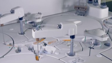 Modern tıbbi laboratuar ekipmanları. Otomatik makine kan analizi yapar.