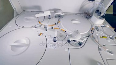 Laboratuarda otomatik modern bilimsel makine çalışır.