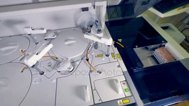 Laboratuarda Panorama modern bilimsel makine üzerinde çalışır.