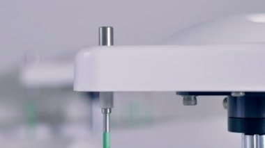 Modern tıbbi ekipman bilimsel laboratuarında çalışıyor. Yakın çekim.