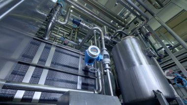 Düşük bir görünüm bir ölçüm ile süt deposu.