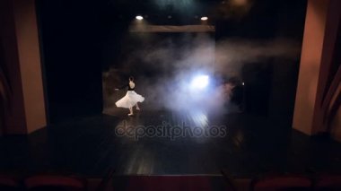 Koltukların bir görünümden bir balerin olan bir sahne için.