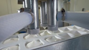 Ekşi süt plastik kaplar içinde dolu Görünümü Kapat.