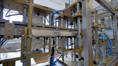 Bir uzun fabrika üretim hattı krema Dolum ve ambalaj için.