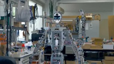 İş yerinde test bir robot ile darmadağın bir atölye.