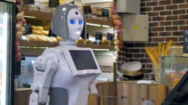 Beyaz bir robot unlu tezgahta çalışır.