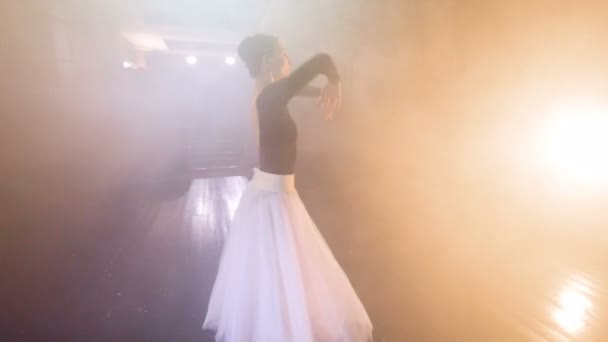 Uma bailarina coloca os braços acima da cabeça . — Vídeo de Stock