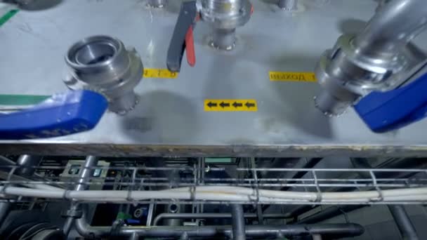 Una vista de bajo zoom fuera de los controles de flujo de agua de los lácteos . — Vídeo de stock
