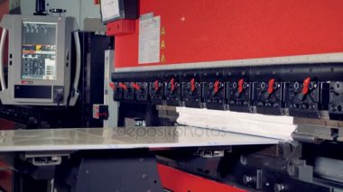 Paslanmaz çelik bir basın fren pnömatik açık desteği ile eğiliyor.
