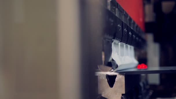 Vue rapprochée de la presse industrielle en fonctionnement .