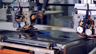 İstasyon paslanmaz çelik dikişleri için kaynak bir Cnc üzerinde yakından görmek.