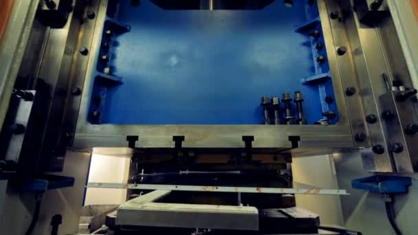 Uzavření v záběru na nerezové oceli tvořící stroj. — Stock video