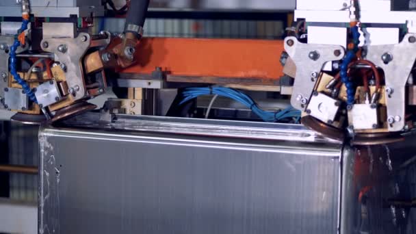 Eine Robotermaschine, die mit einer Stahlbox arbeitet. — Stockvideo