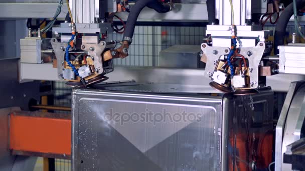 La máquina de soldadura trabaja en costuras de caja de acero inoxidable . — Vídeos de Stock