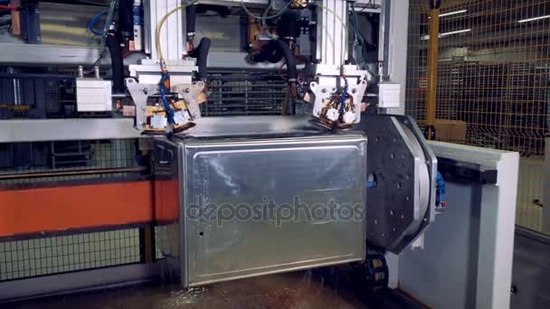 Una scatola di acciaio inossidabile durante il processo di saldatura . — Video Stock