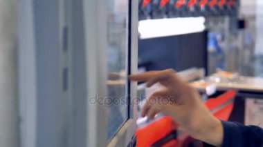 İşleçler basın ve makine işleme Cnc çelik gerekli ayarları seçin.