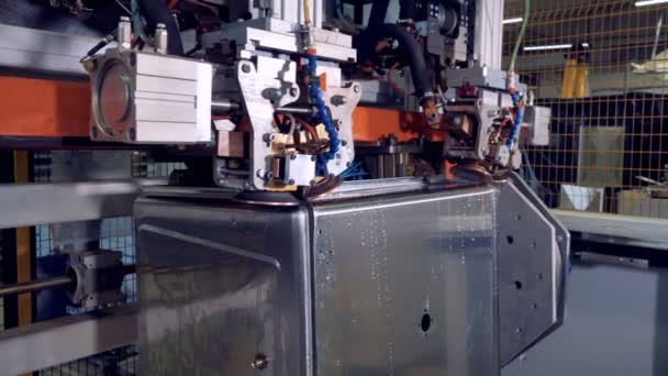 Una vista lateral en una caja de acero durante el proceso de soldadura . — Vídeo de stock