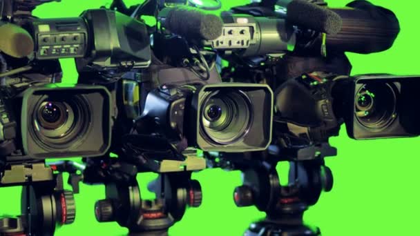 Professionell isolierte Kameras auf einem grünen Bildschirm. — Stockvideo