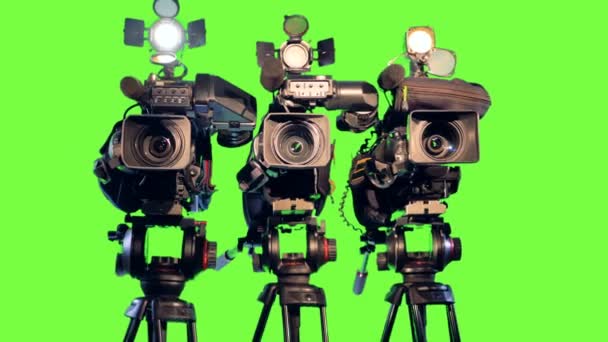 Three professional video cameras on tripods. — Stock Video