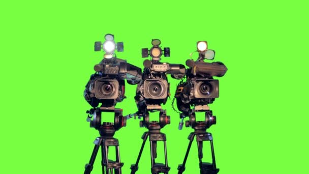 Drie professionele videocamera's camcoders op statieven. — Stockvideo