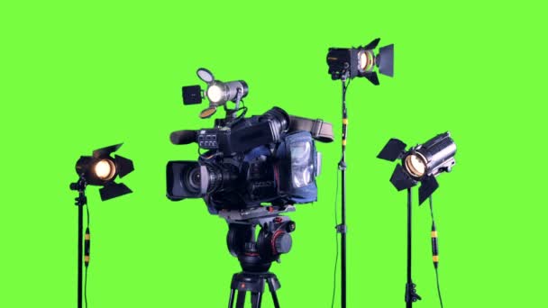 Caméra vidéo studio de diffusion professionnelle et projecteurs . — Video