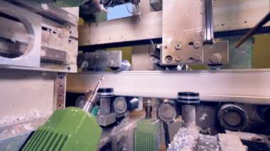 Bir profesyonel bir Pvc profil makine işletim sondaj.