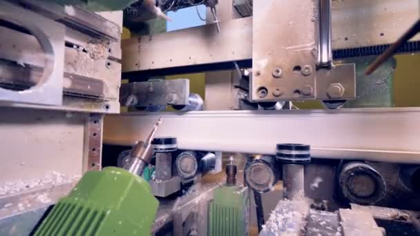 Une perceuse professionnelle fonctionnant sur un profil PVC .