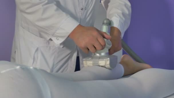 Een diep mechanische massage op vrouwelijke kalveren. — Stockvideo