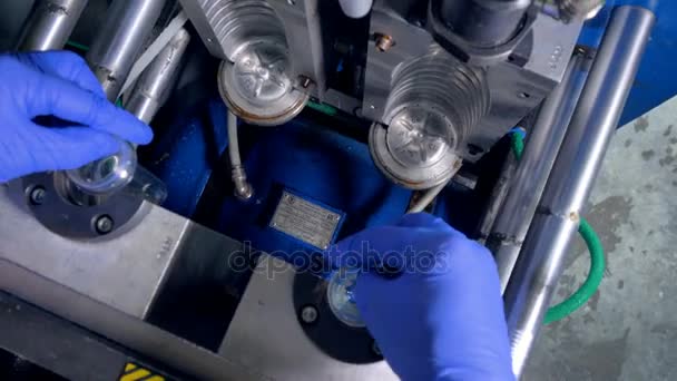 Linha de produção de garrafas PET. Uma visão de close-up da máquina de moldagem por sopro dentro da câmara . — Vídeo de Stock