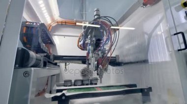 Robotik Kol PCB üretimi üzerinde çalışıyor. 4k.