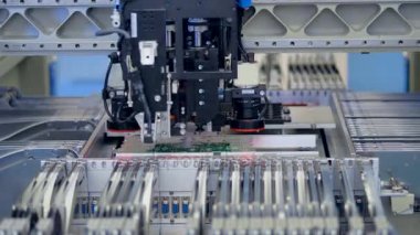 Elektronik bileşenleri ve cips devre kartı üzerindeki yükleme robot. 4k.