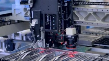 Elektronik parçalar üreten Modern robot makine. İmalat makine. 4k.