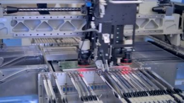 Robot üretim Pcb, modern ekipman otomatik. 4k.