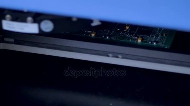 Elektronik devre kartı üreten modern makine otomatik. Robotik ekipman elektronik komponentler ve cips devre kartı üzerindeki yüklemek.