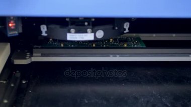 Mikroelektronik, bilgisayar bileşenleri üretim hattı. Microcircuit çip üretim. 4k.