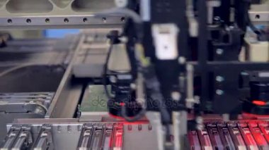 Elektronik imalat sözleşme. PCB devre çip üretim süreci. 4k.