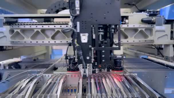 Produzione di microcircuiti. Linea di produzione di microelettronica. 4K . — Video Stock